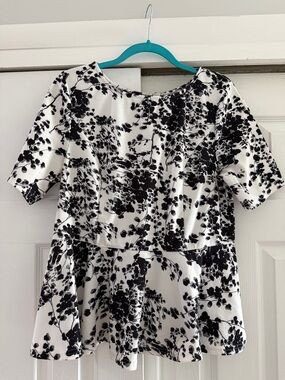 🖤🤍 Monroe & Main Black and White Floral Peplum Blouse 🖤🤍
